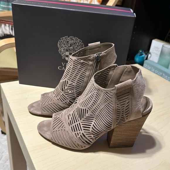 VINCE CAMUTO VC-KIMORA TRUE SUEDE SLINBACK CUTOUT SHIELD SANDALS HEEL main image 5